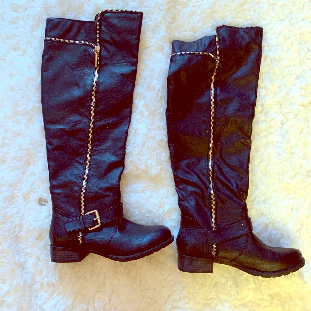 Black knee boots with a gold zippers